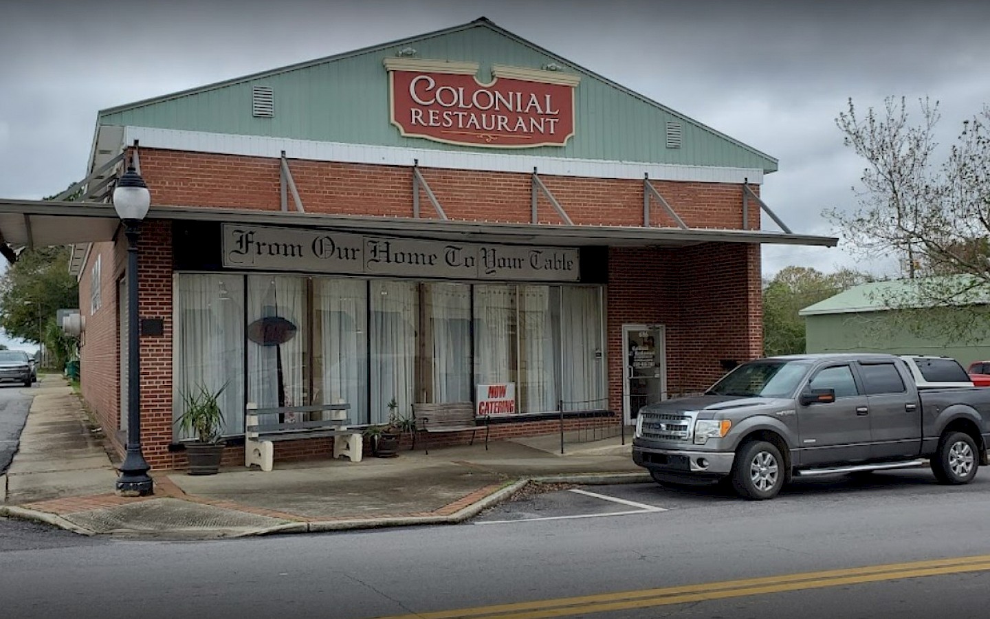 photo of the outside of the colonial restaurant in chipley