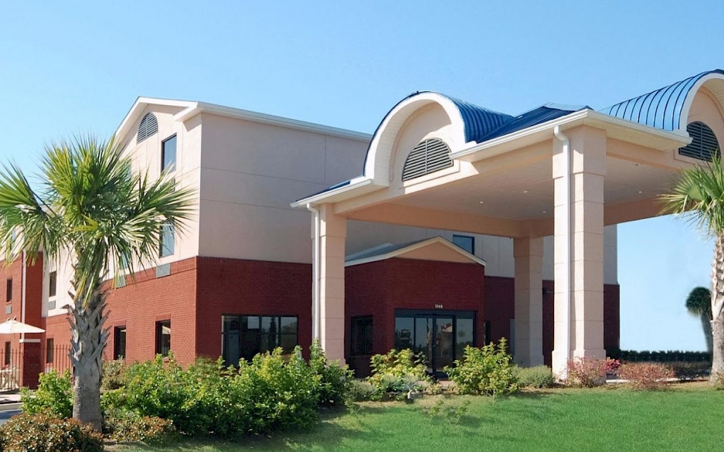 outside photo of comfort inn suites in chipley, Florida