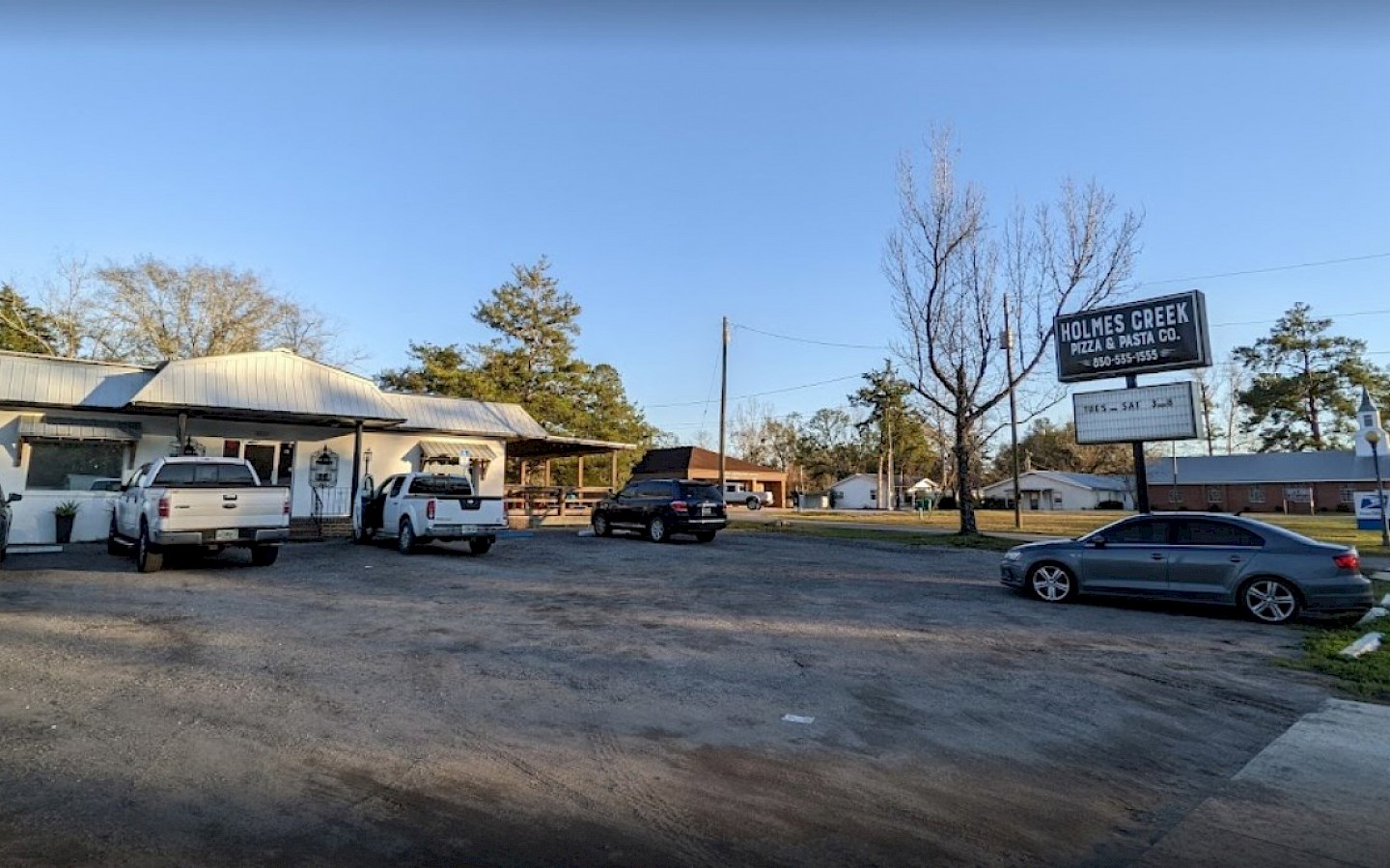 outside photo of Holmes Creek pizza and pasta, located on Main Street in Vernon, Florida