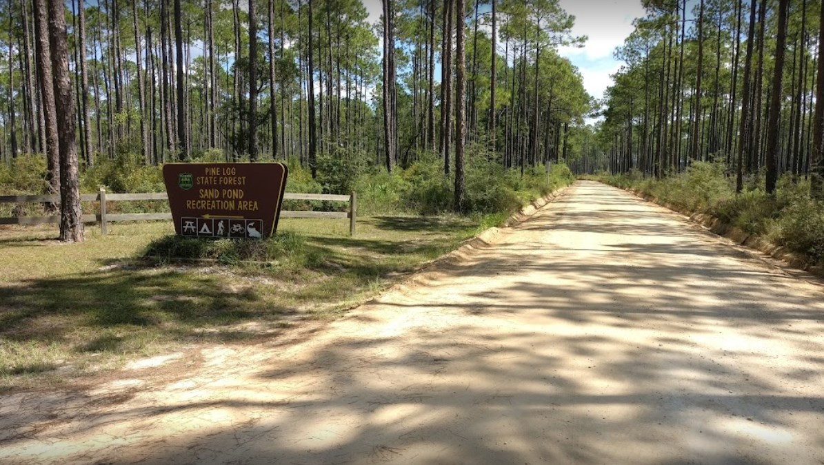 entrance sign to pine log state forrest